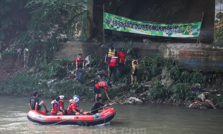 Aksi CIMB Niaga Bersihkan Ciliwung