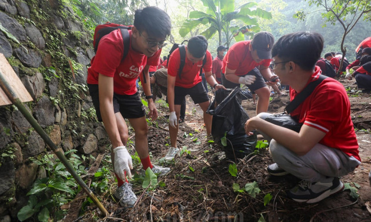 Aksi CIMB Niaga Bersihkan Ciliwung