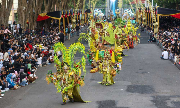 Parade Kostum dalam Banyuwangi Ethno Carnival (BEC)