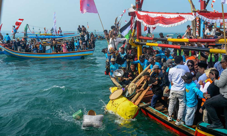 Ribuan Warga Ikuti Tradisi Ruwat Laut di Perairan Selat Sunda
