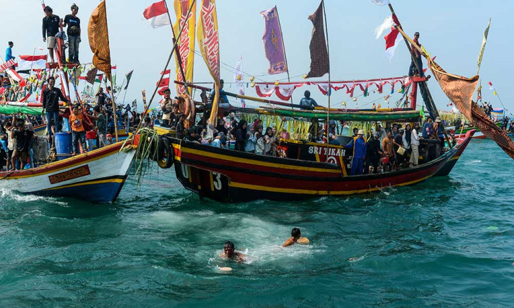 Ribuan Warga Ikuti Tradisi Ruwat Laut di Perairan Selat Sunda