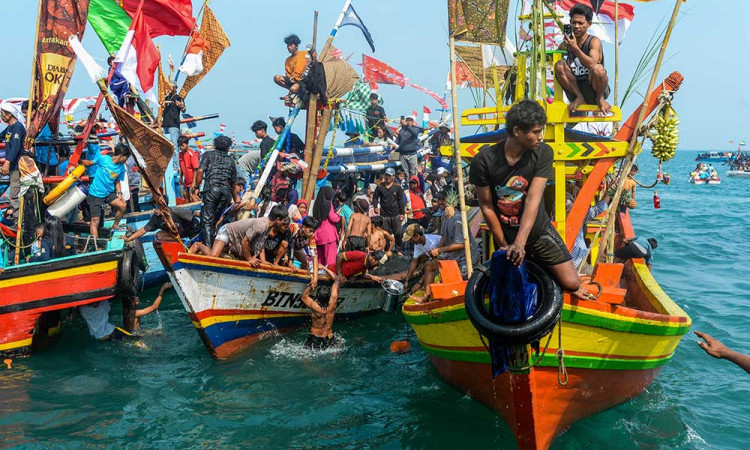 Ribuan Warga Ikuti Tradisi Ruwat Laut di Perairan Selat Sunda