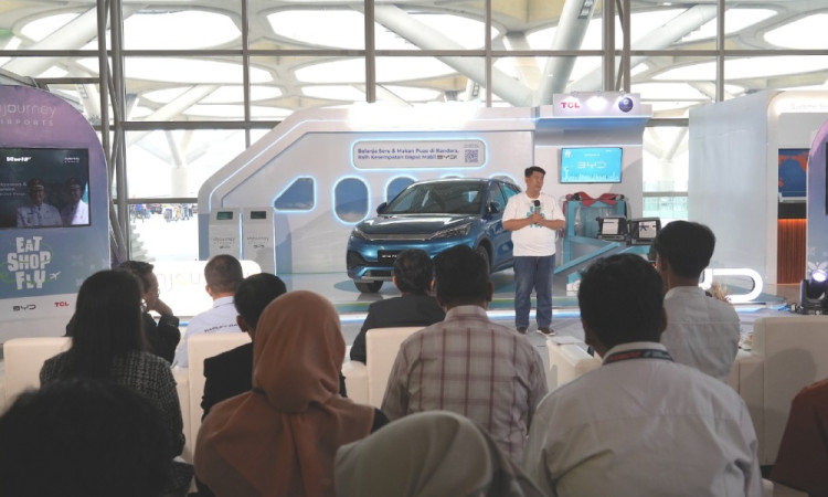 Penyerahan Hadiah Utama Program Loyalitas Pelanggan Eat Shop Fly 2025