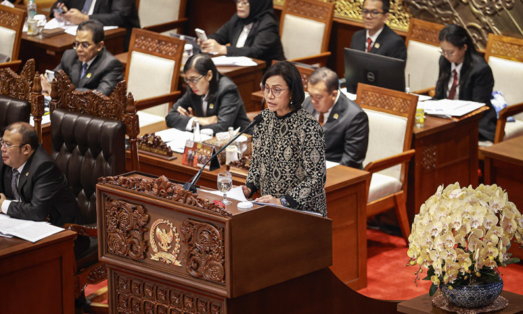 Sri Mulyani Serahkan Dokumen Tanggapan Pemerintah Kepada Puan Maharani Pada Rapat Paripurna DPR