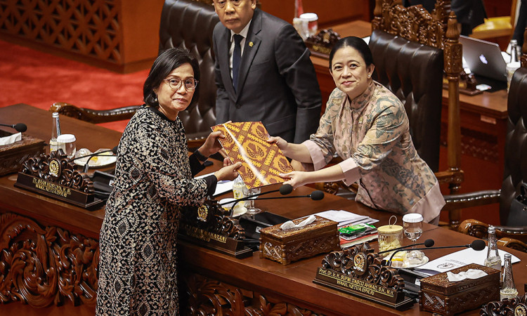 Sri Mulyani Serahkan Dokumen Tanggapan Pemerintah Kepada Puan Maharani Pada Rapat Paripurna DPR