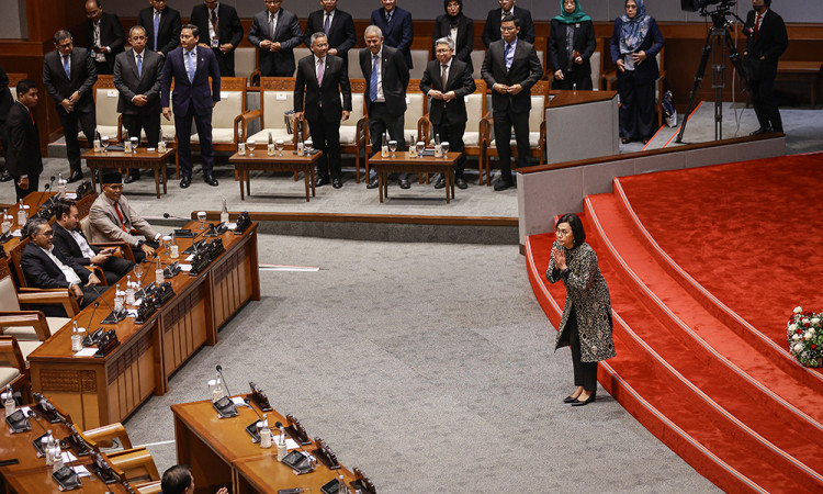 Sri Mulyani Serahkan Dokumen Tanggapan Pemerintah Kepada Puan Maharani Pada Rapat Paripurna DPR