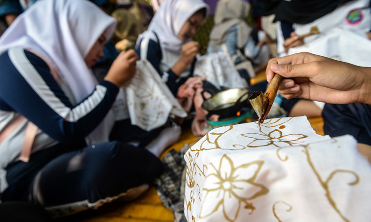 Siswa Belajar Membatik Saat Festival Batik Tangerang