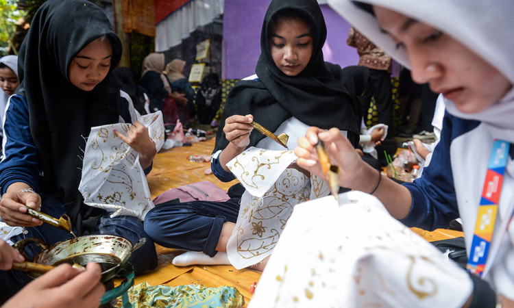 Siswa Belajar Membatik Saat Festival Batik Tangerang