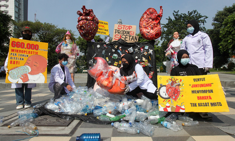Aktivis Lingkungan di Surabaya Gelar Aksi Plastic Free July 2025