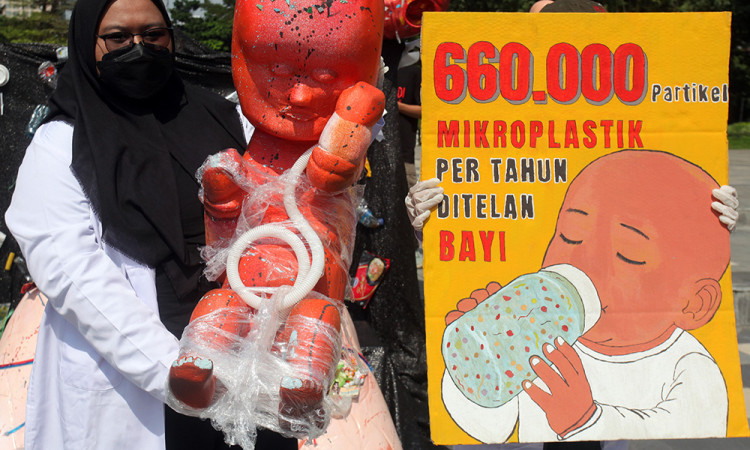 Aktivis Lingkungan di Surabaya Gelar Aksi Plastic Free July 2025