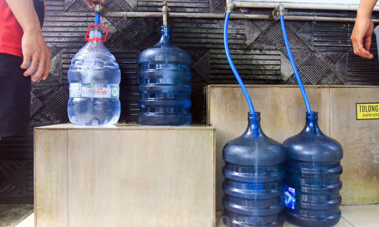 Depot Air Minum Gratis di Jakarta Sediakan 2.000 Botol Air Galon