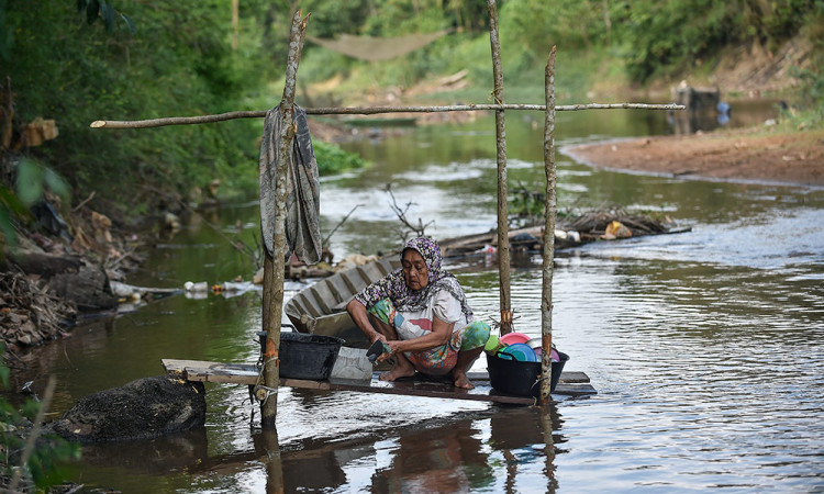 Sumur Mulai Kering Akibat Musim Kemarau, Warga di Jambo Gunakan Air Sungai Untuk Kebutuhan Sehari-Hari