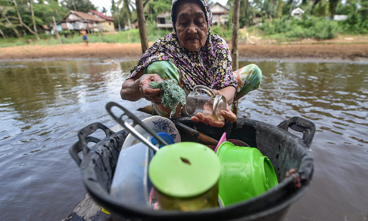 Sumur Mulai Kering Akibat Musim Kemarau, Warga di Jambo Gunakan Air Sungai Untuk Kebutuhan Sehari-Hari