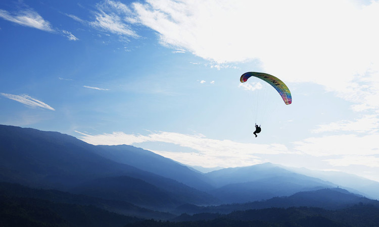 Wisata Paralayang di Desa Sani-Sani Kolaka