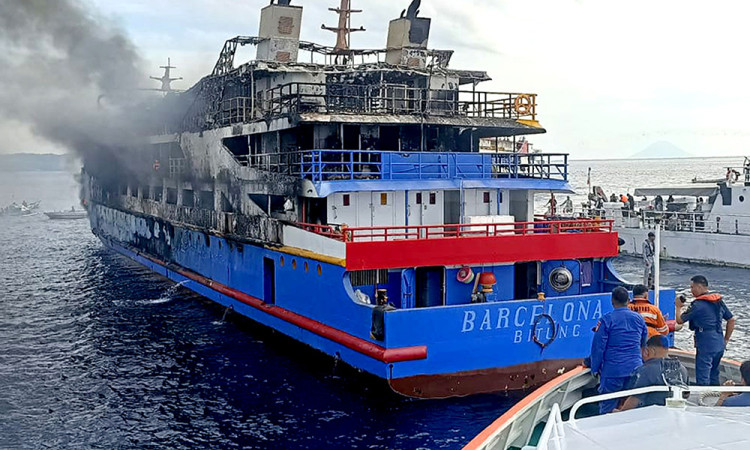 KM Barcelona 5 terbakar di Perairan Sulut