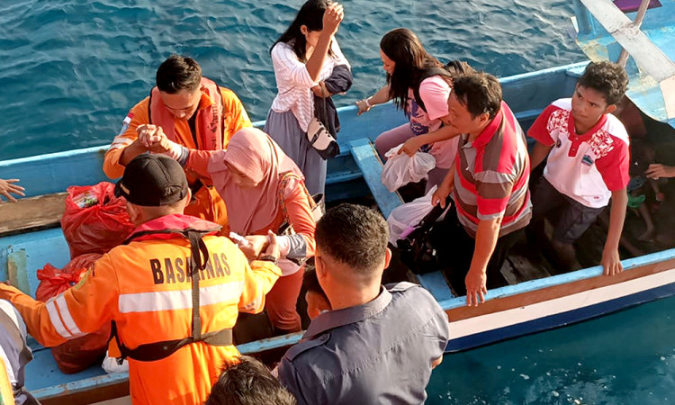 KM Barcelona 5 terbakar di Perairan Sulut