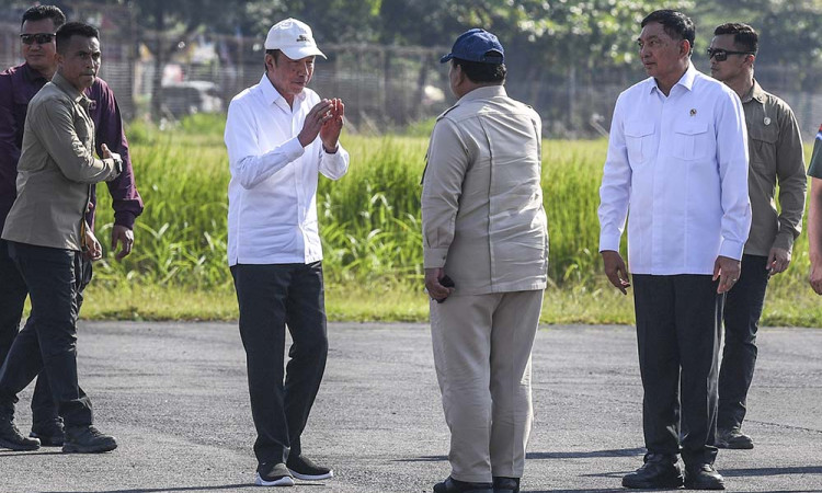 Presiden ke-7 Joko Widodo Mengantar Presiden Prabowo Kembali ke Jakarta
