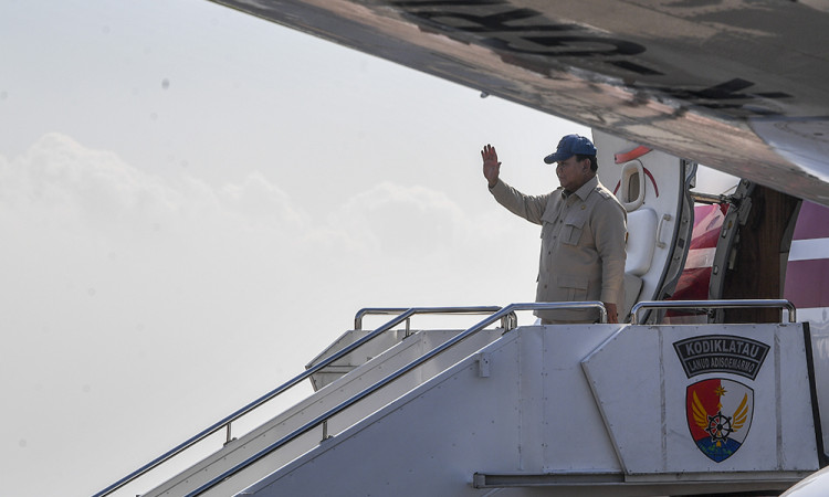 Presiden ke-7 Joko Widodo Mengantar Presiden Prabowo Kembali ke Jakarta