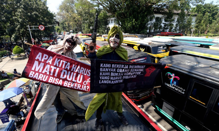 Unjuk Rasa Pekerja Pariwisata Jabar Tuntut Cabut Larangan Study Tour