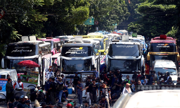 Unjuk Rasa Pekerja Pariwisata Jabar Tuntut Cabut Larangan Study Tour