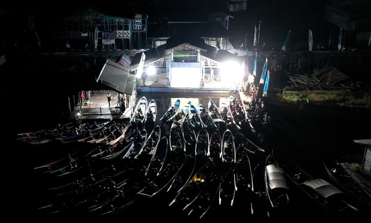 Pertunjukan Bioskop Terapung di Desa Muara Enggelam