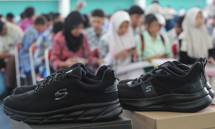 Pembagian Perlengkapan Sekolah Gratis Kepada Pelajar