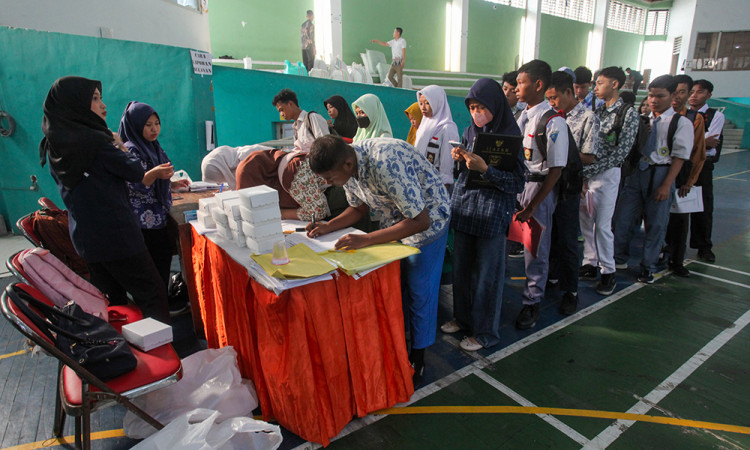 Pembagian Perlengkapan Sekolah Gratis Kepada Pelajar
