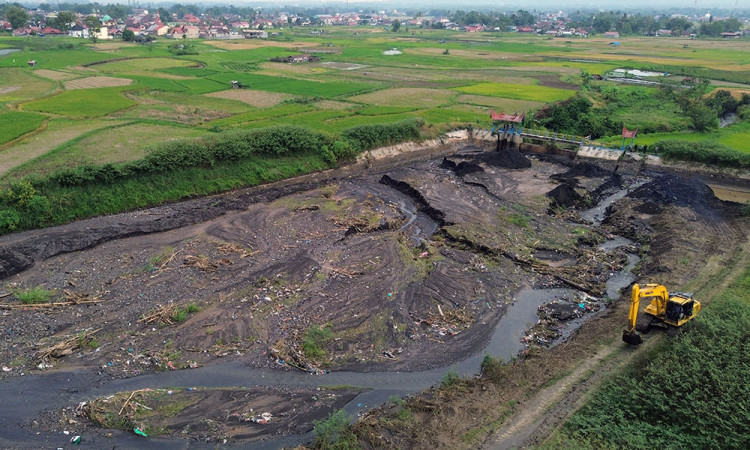 Pengerukan Bendungan Terdampak Banjir Lahar Dingin Marapi