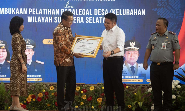 Menteri Hukum Resmikan Posbankum dan Pelatihan Paralegal di Palembang