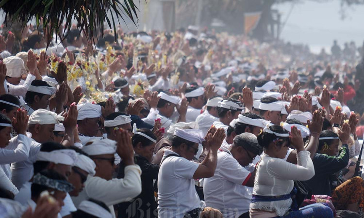 Umat Hindu Gelar Upacara Baligia Bukhur di Pantai Masceti