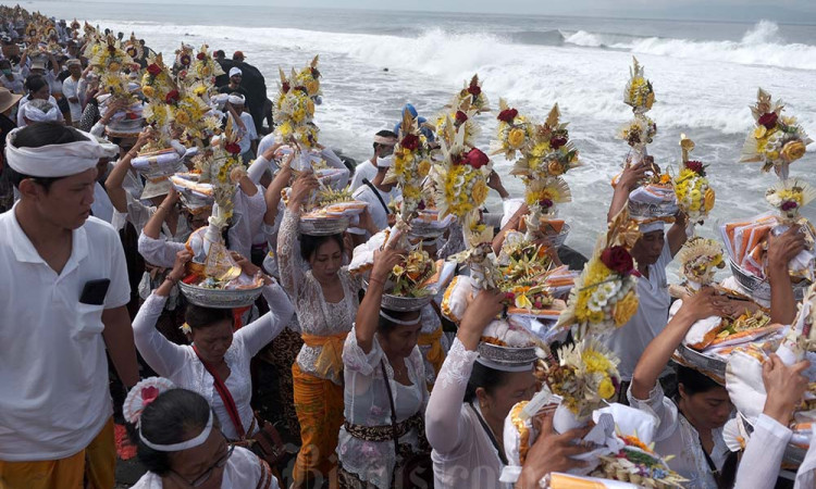 Umat Hindu Gelar Upacara Baligia Bukhur di Pantai Masceti