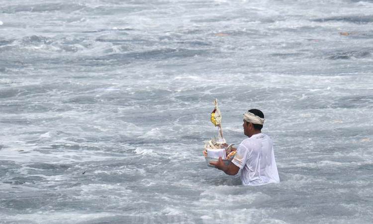 Umat Hindu Gelar Upacara Baligia Bukhur di Pantai Masceti