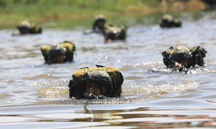 Latihan Renang Taktis dan Penyeberangan Sungai TNI di Aceh