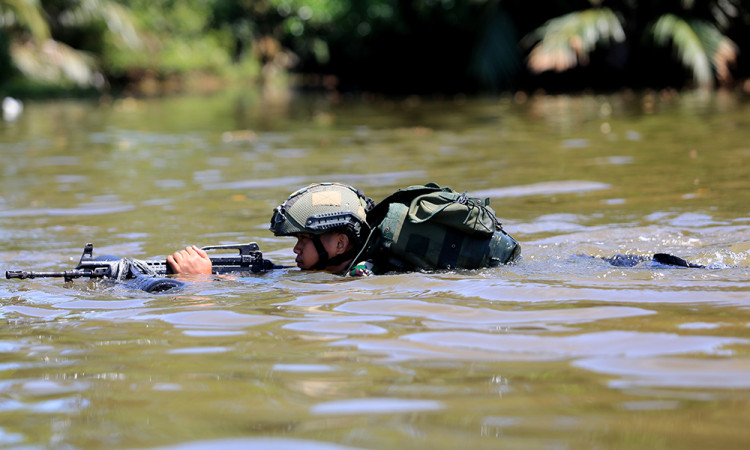 Latihan Renang Taktis dan Penyeberangan Sungai TNI di Aceh