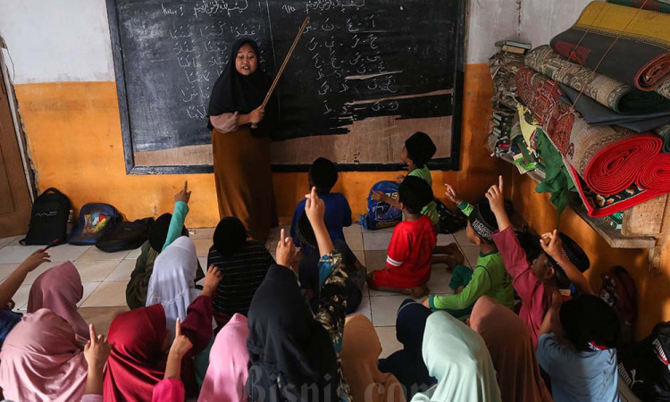 Madrasah di Banten Tanpa Fasilitas Meja Kursi Karena Kekurangan Anggaran