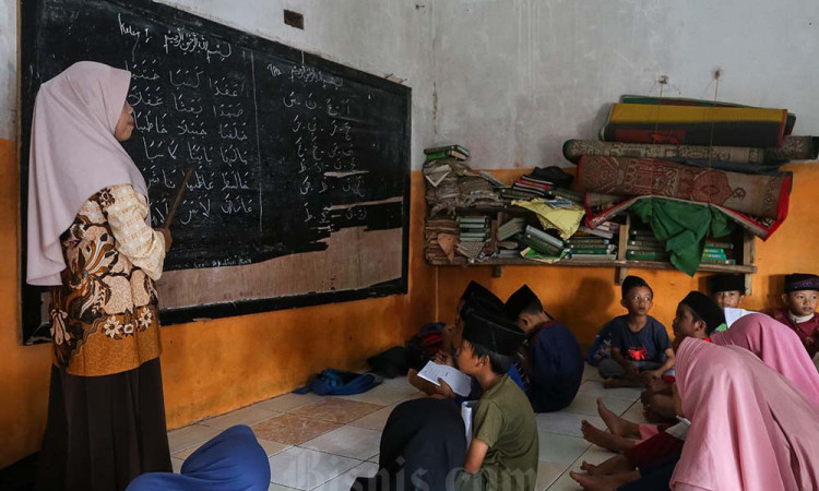 Madrasah di Banten Tanpa Fasilitas Meja Kursi Karena Kekurangan Anggaran