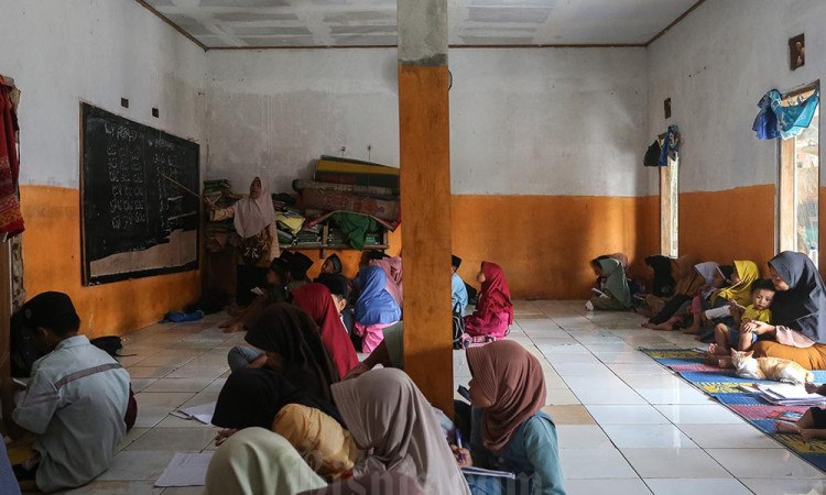 Madrasah di Banten Tanpa Fasilitas Meja Kursi Karena Kekurangan Anggaran