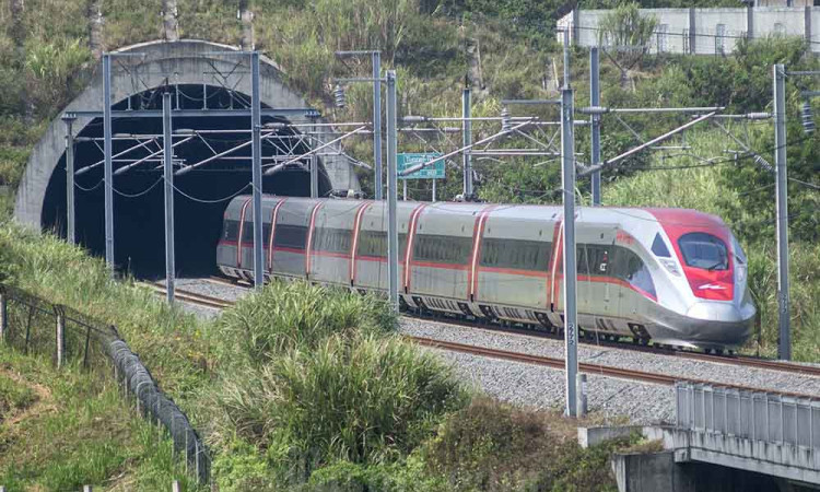 Pemerintah Percepat Kajian Perluasan Jalur Kereta Cepat Jakarta-Bandung ke Surabaya