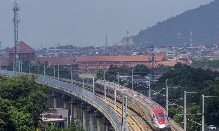 Pemerintah Percepat Kajian Perluasan Jalur Kereta Cepat Jakarta-Bandung ke Surabaya