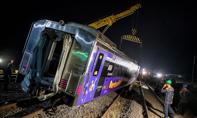 Evakuasi Kereta Api Argo Bromo Anggrek Yang Anjlok di Subang