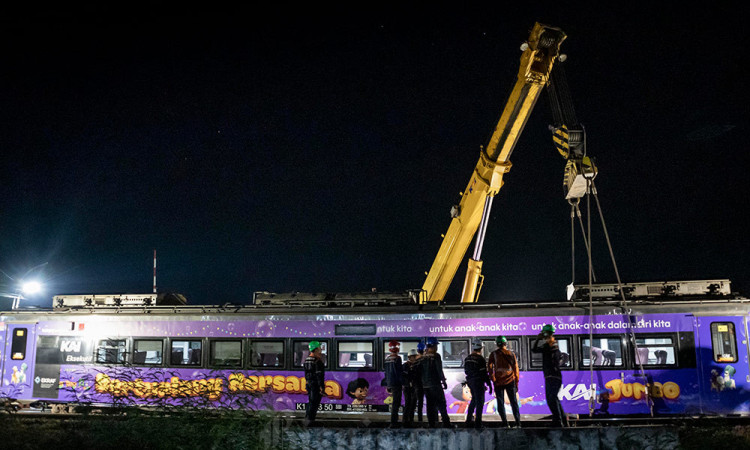 Evakuasi Kereta Api Argo Bromo Anggrek Yang Anjlok di Subang