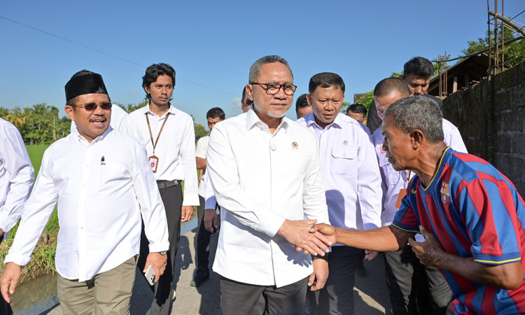 Menteri Koordinator Bidang Pangan Zulkifli Hasan Lakukan Sosialisasi Kopdes Merah Putih di Lombok