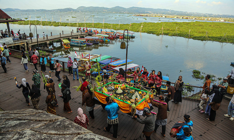 Upacara Tradisi Sedekah Bumi di Danau Rawa Pening