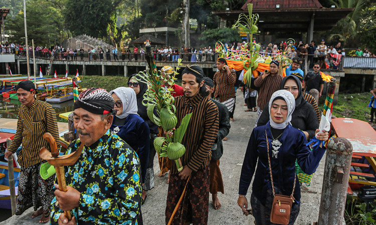 Upacara Tradisi Sedekah Bumi di Danau Rawa Pening