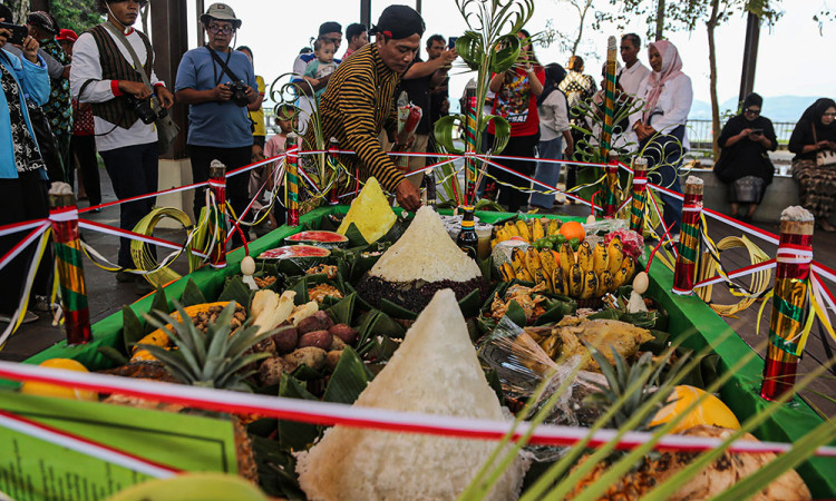 Upacara Tradisi Sedekah Bumi di Danau Rawa Pening