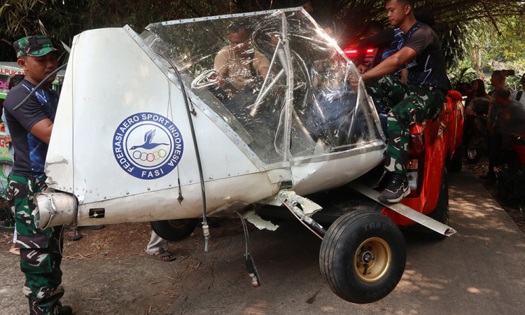 Evakuasi Bangkai Pesawat Latih Di Bogor
