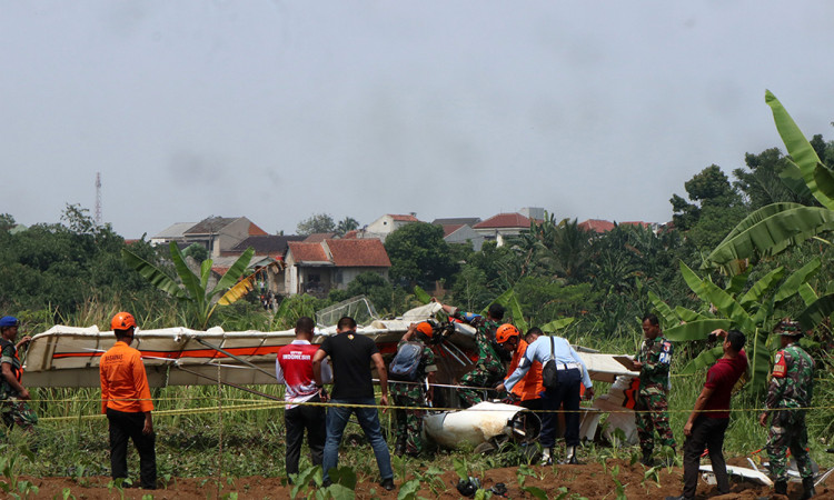 Evakuasi Bangkai Pesawat Latih Di Bogor