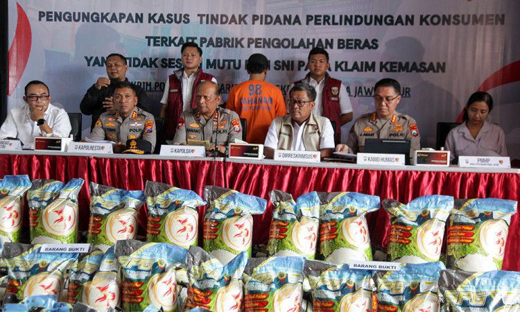 Pengungkapan Kasus Pabrik Oplos Beras Premium di Sidoarjo
