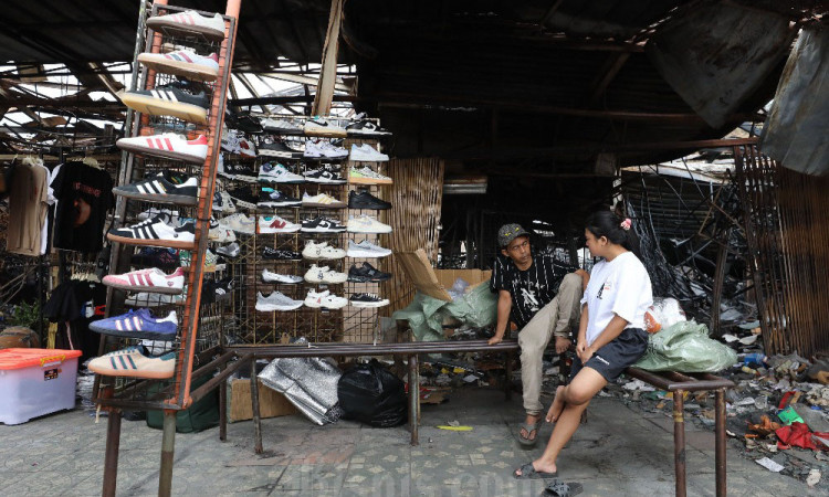 Pedagang Taman Puring Tetap Berjualan Pasca Kebakaran