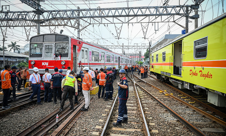 Evakuasi KRL Anjlok di Emplasemen Stasiun Jakarta Kota